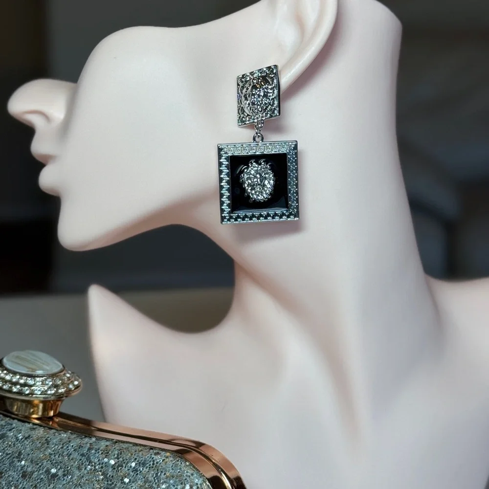 Elegant Lion Earrings - Picture 3 of 8